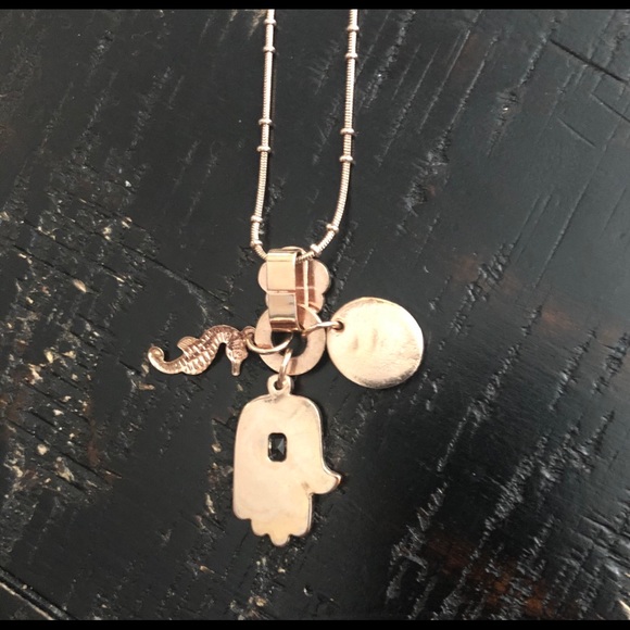 Amaro Israeli Hamsa Necklace - rose gold - Picture 4 of 6